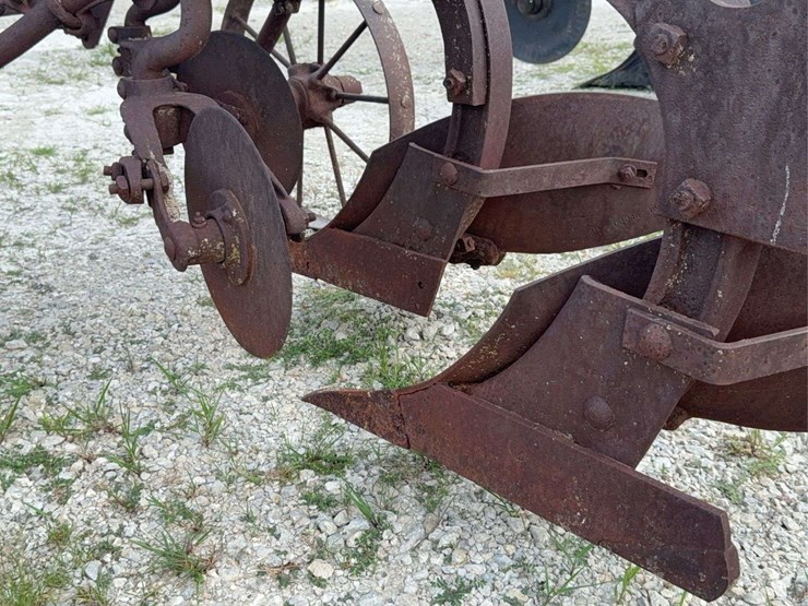 international-2-bottom-plow-image-30