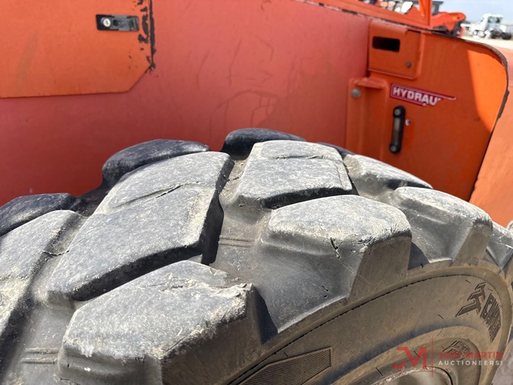 2016-jlg-8042-image-12