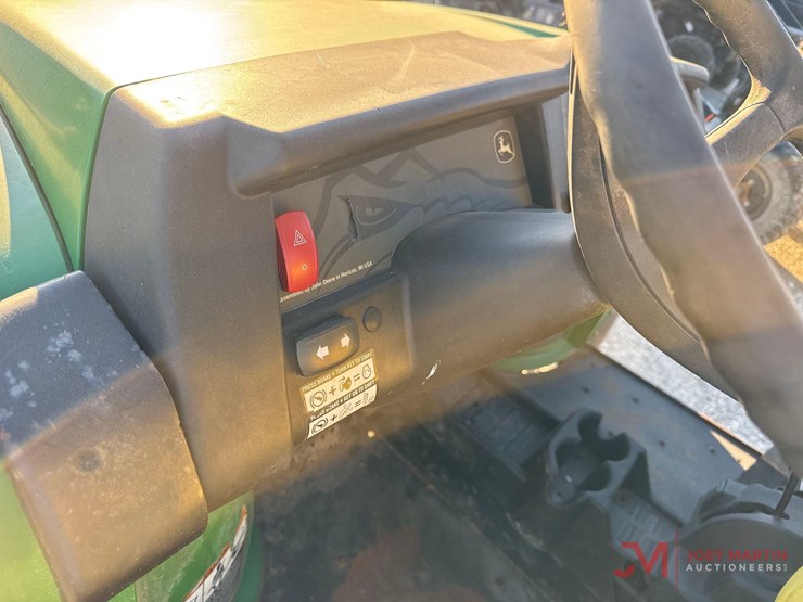 2021-john-deere-gator-image-16