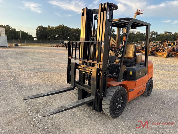 new/unused-e-picker-model-efl30-189-electric-forklift-image-4