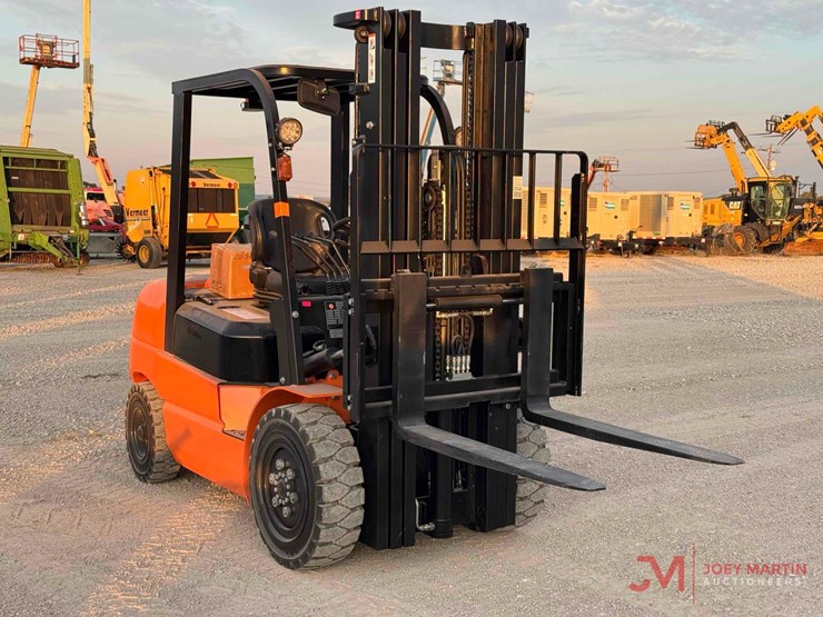 new/unused-e-picker-model-efl30-189-electric-forklift-image-1