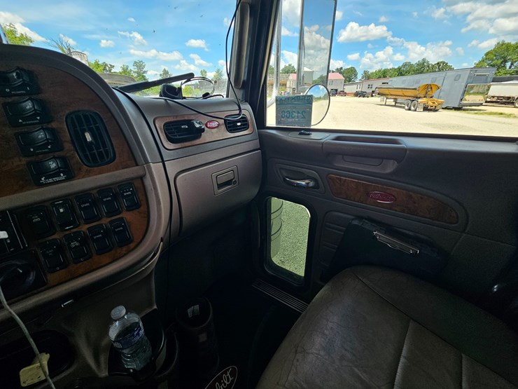 2010-peterbilt-389-image-67