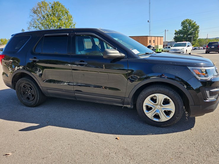 2017-ford-explorer-image-16