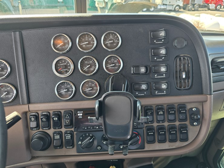 2014-peterbilt-388-image-103