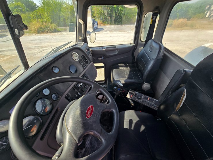 2014-peterbilt-365-image-77