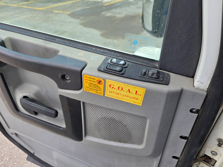 2013-freightliner-columbia-112-image-83