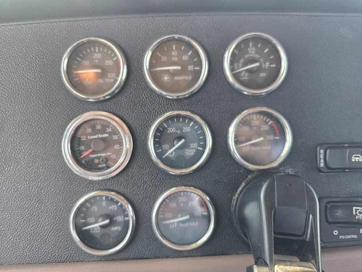 2014-peterbilt-388-image-105