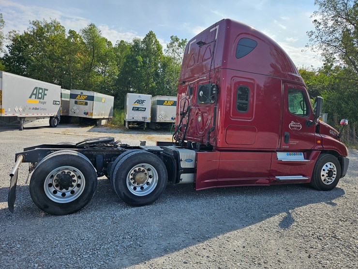 2016-freightliner-cascadia-125-image-20
