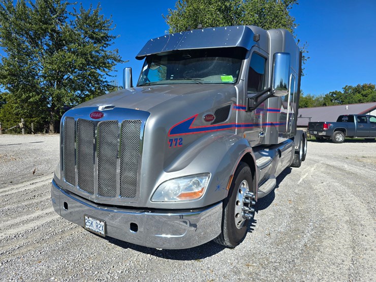 2015-peterbilt-579-image-1