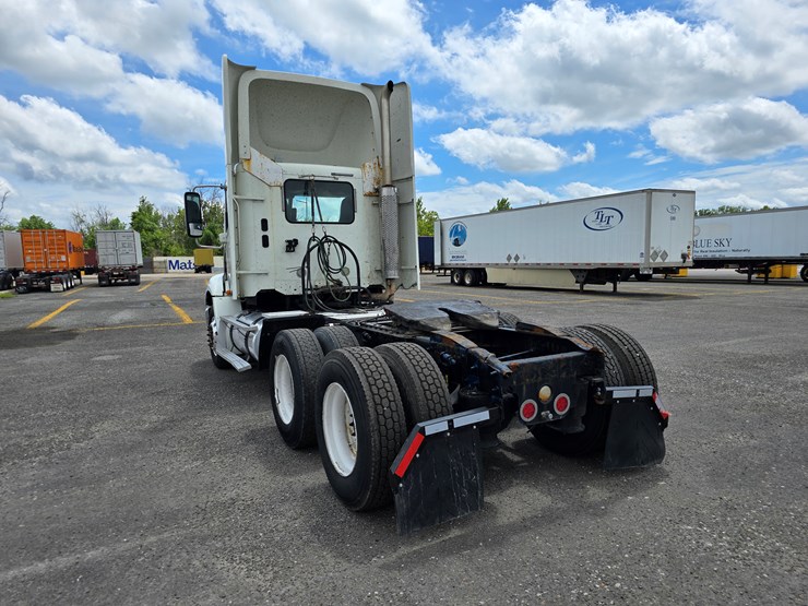 2013-freightliner-columbia-112-image-19