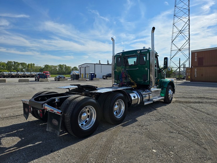 2019-peterbilt-567-image-29