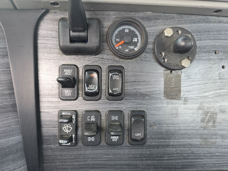 2013-freightliner-columbia-112-image-79