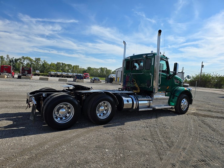 2019-peterbilt-567-image-30