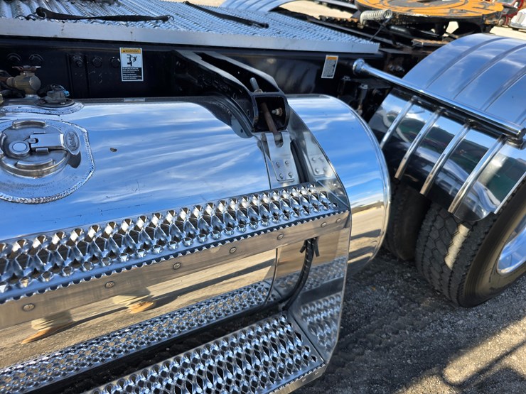 2019-peterbilt-567-image-107