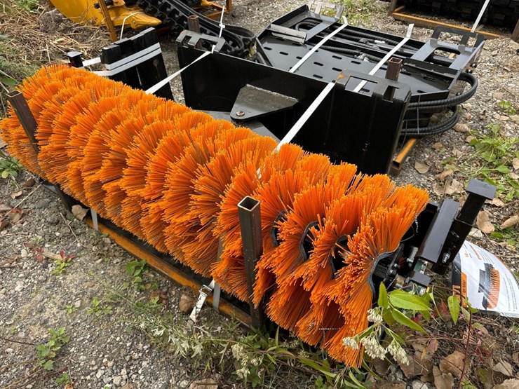 new-giyi-co-61in-hydraulic-skidloader-job-broom-attachment-model-se61-image-4
