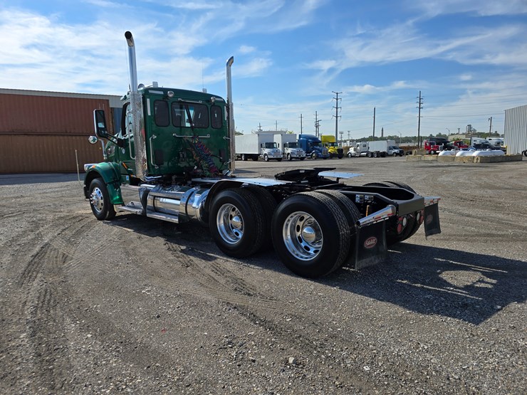 2019-peterbilt-567-image-17