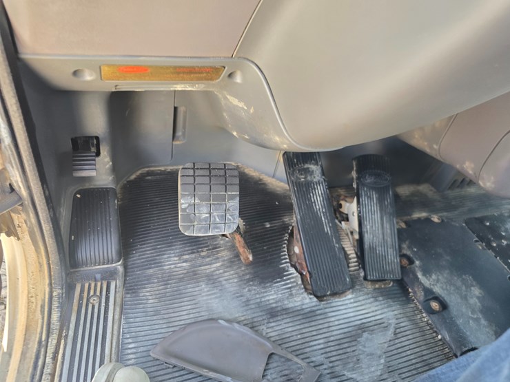 2014-peterbilt-365-image-90