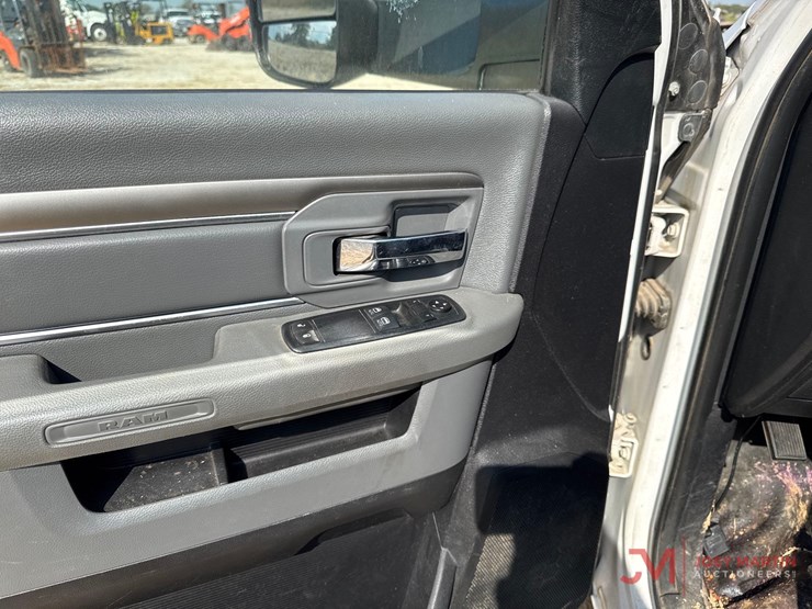 2016-ram-35oo-slt-heavy-duty-flatbed-pickup-truck-image-19