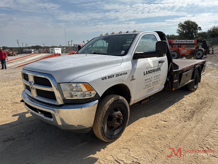 2016-ram-35oo-slt-heavy-duty-flatbed-pickup-truck-image-4