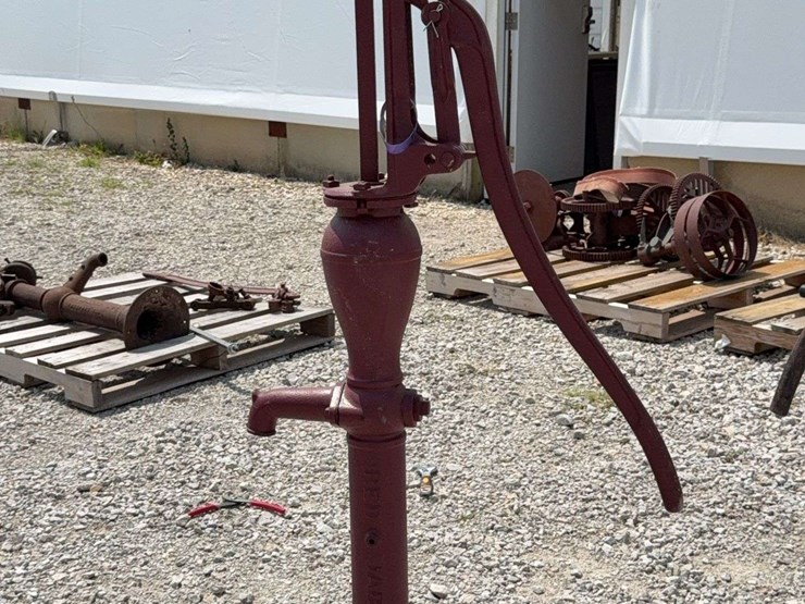 red-jacket-pump-image-10