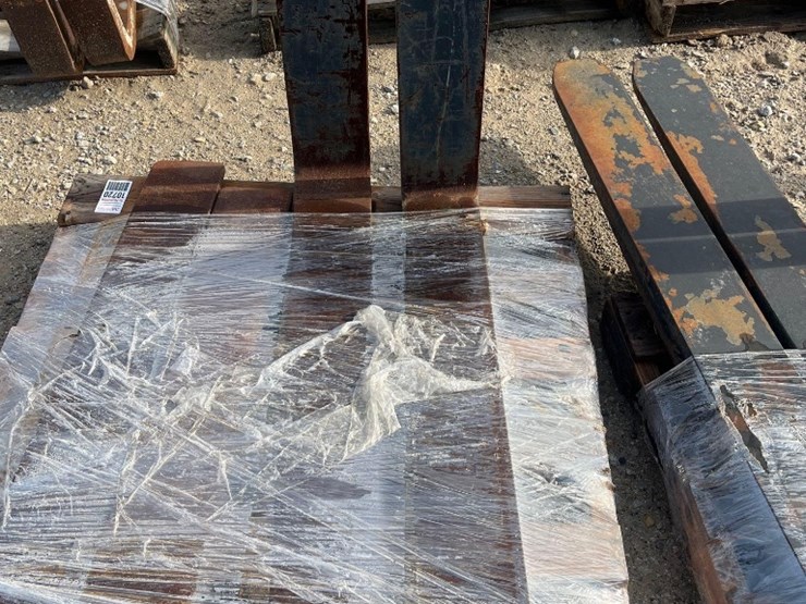 (1)-pair-of-41"-forklift-forks-image-1
