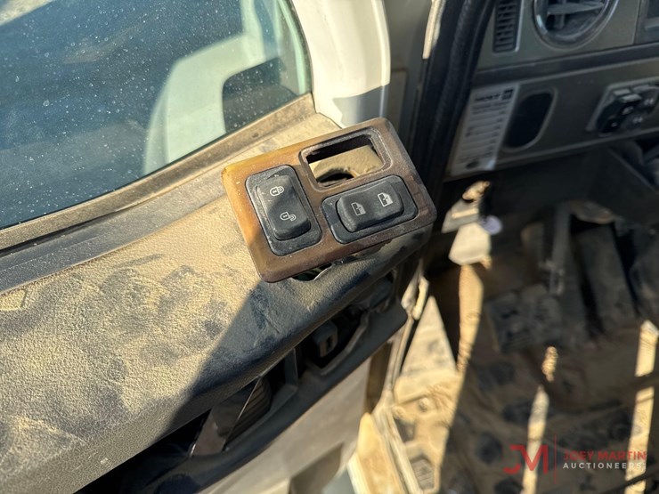 2014-caterpillar-12-image-22