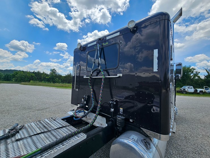 2010-peterbilt-389-image-105