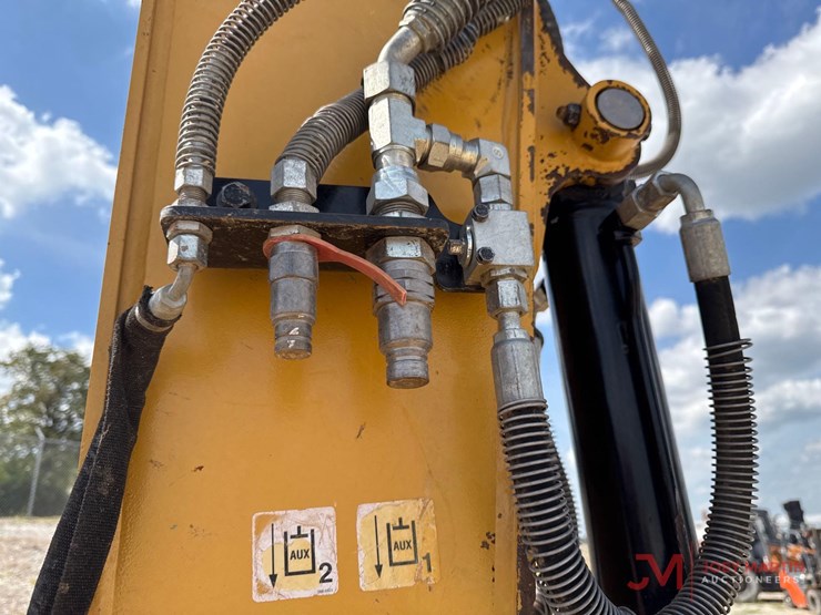 2019-caterpillar-310-image-10