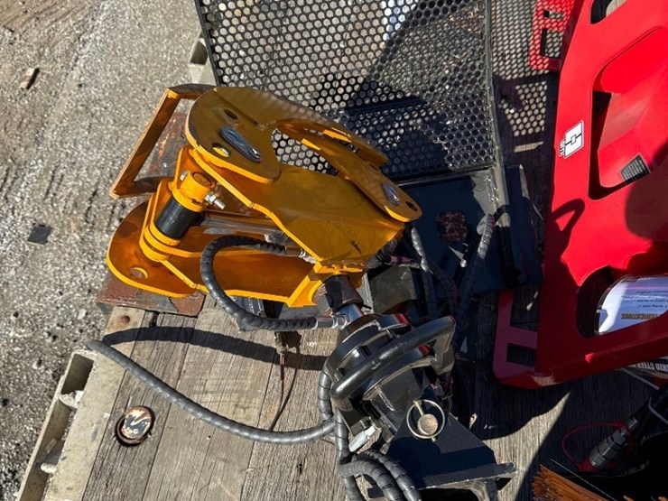 new-giyi-co-mini-stand-on-skidloader-rotating-grapple-image-1
