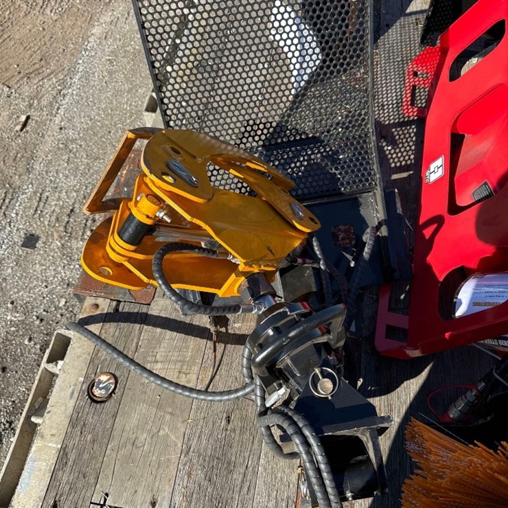 New GiYi Co Mini Stand-On Skidloader Rotating Grapple