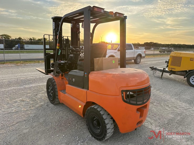new/unused-e-picker-model-efl30-189-electric-forklift-image-3