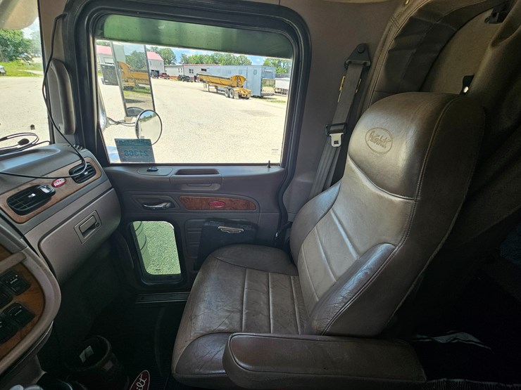2010-peterbilt-389-image-66