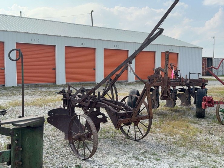 international-2-bottom-plow-image-1