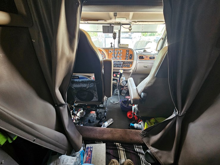 2010-peterbilt-389-image-84