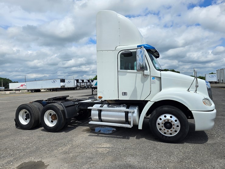 2013-freightliner-columbia-112-image-43