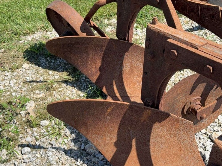3-bottom-fast-hitch-plow-image-11