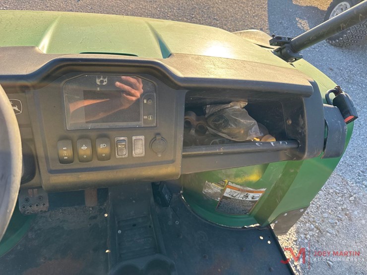 2021-john-deere-gator-image-14