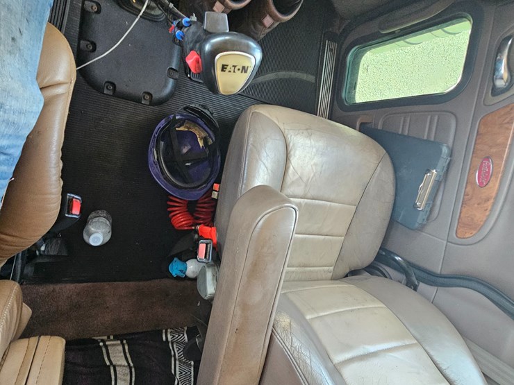 2010-peterbilt-389-image-77