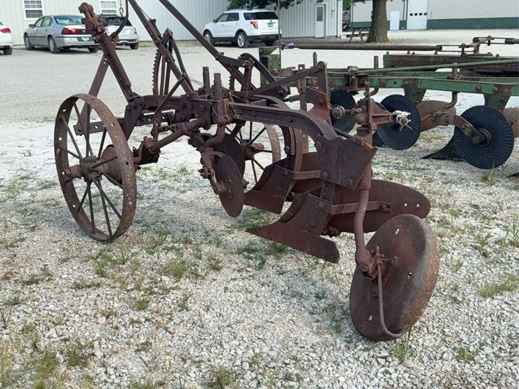 international-2-bottom-plow-image-5