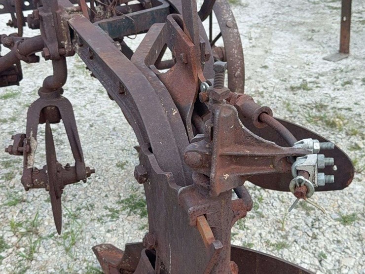 international-2-bottom-plow-image-28