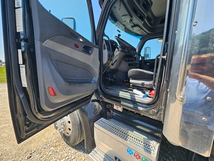 2017-peterbilt-579-image-51