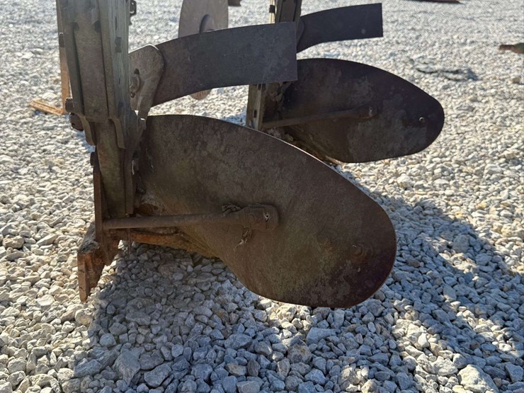 john-deere-4-bottom-pull-type-plow-image-24