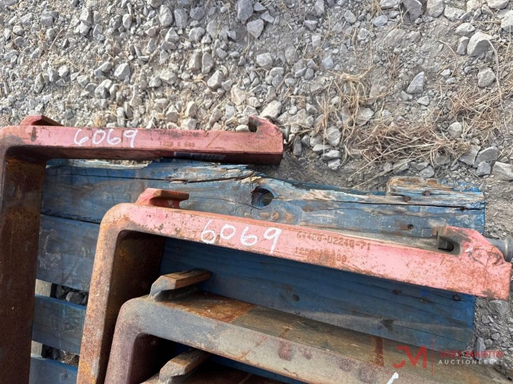 (1)-pair-of-42"-forklift-forks-image-2
