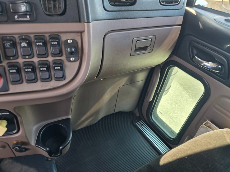 2014-peterbilt-388-image-100