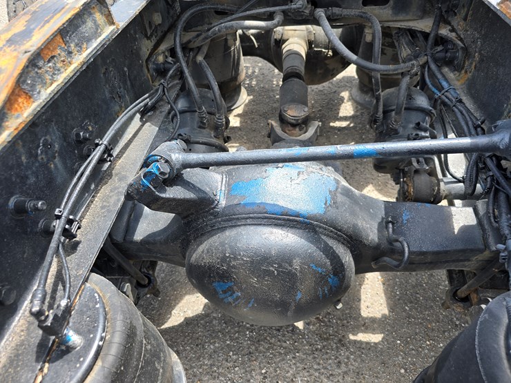 2013-freightliner-columbia-112-image-100