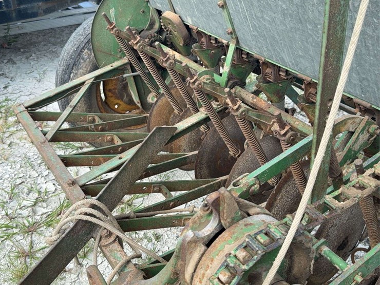 john-deere-model-b-planter-image-17