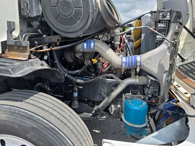 2013-freightliner-columbia-112-image-67