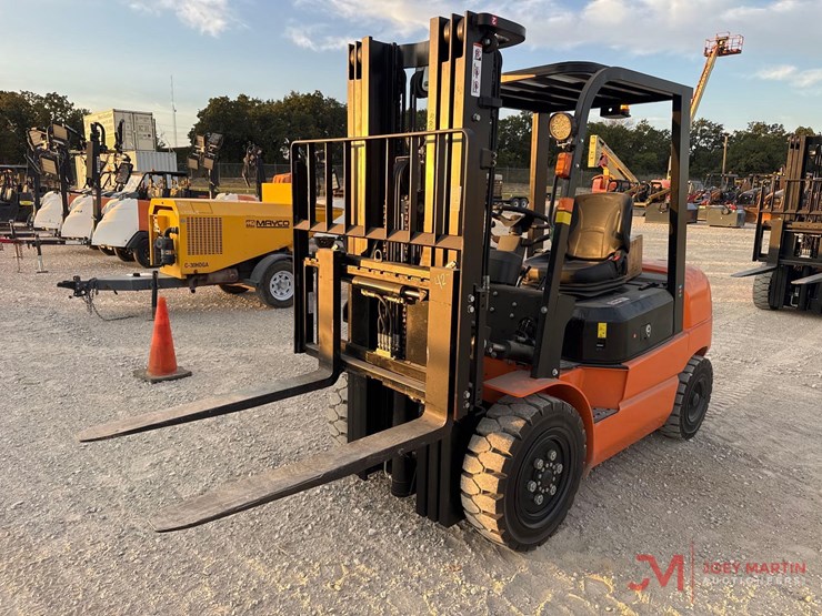 new/unused-e-picker-model-efl30-189-electric-forklift-image-4