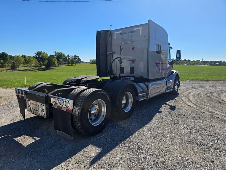 2015-peterbilt-579-image-21