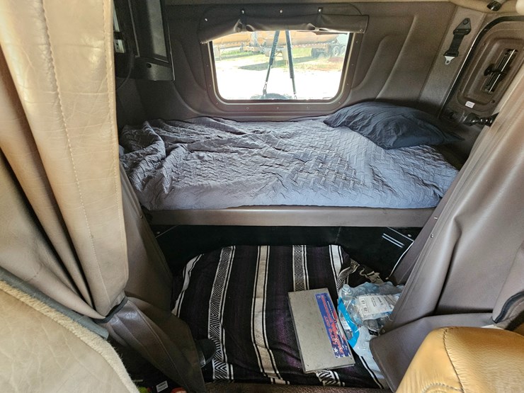 2010-peterbilt-389-image-78